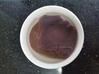 3、菠菜猪肝粥,猪肝提前浸泡半小时