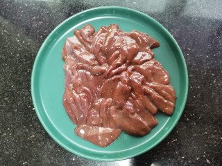 4、菠菜猪肝粥,切成小薄片