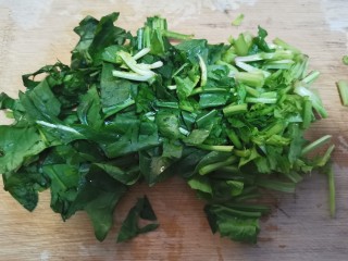 6、菠菜猪肝粥,菠菜切碎