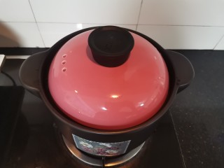 9、菠菜猪肝粥,盖上盖子烧开转小火煮至小米软烂（期间要经常搅拌）