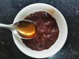 11、菠菜猪肝粥,猪肝装入碗中，加入料酒