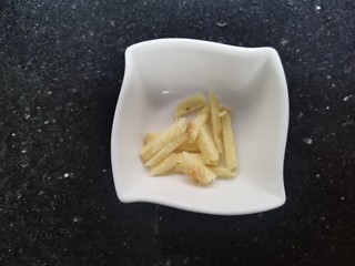 10、菠菜猪肝粥,姜切丝