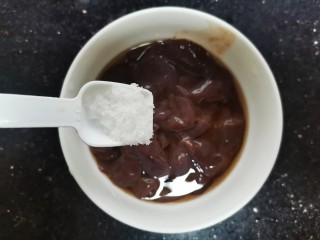 12、菠菜猪肝粥,加入盐