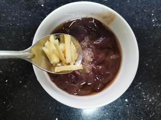 13、菠菜猪肝粥,放入姜丝