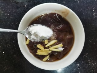 15、菠菜猪肝粥,加入少许淀粉搅拌均匀腌制15分钟去腥