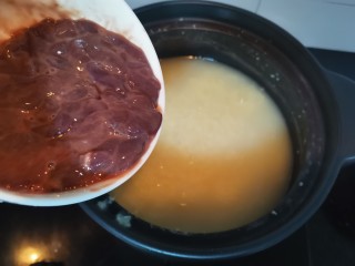 16、菠菜猪肝粥,猪肝腌好，小米粥也煮熟了，倒入猪肝煮一会儿