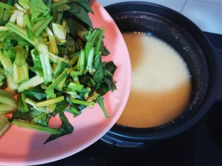 17、菠菜猪肝粥,倒入菠菜再次煮开