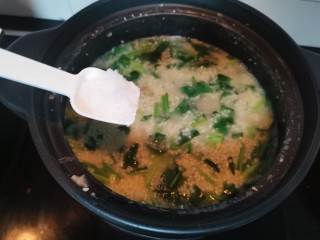 18、菠菜猪肝粥,根据个人口味添加盐，鸡精搅匀即可出锅