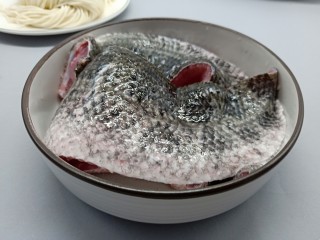 1、十味  记忆里的味道《酸菜鱼片面》,准备黑鱼一条、小一点的就可以、黑鱼顺着鱼骨切2片。