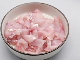 3、十味  记忆里的味道《酸菜鱼片面》,黑鱼刮去表面的粘液、切成薄薄的鱼片。