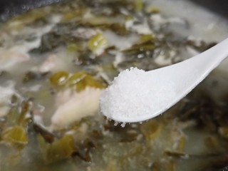 9、十味  记忆里的味道《酸菜鱼片面》,待汤汁成奶白色、加一勺盐、味精调味、捞出鱼骨。