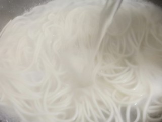 12、十味  记忆里的味道《酸菜鱼片面》,期间可以加一到二次冷水，待面条浮起就可以盛盘。