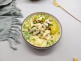 13、十味  记忆里的味道《酸菜鱼片面》,煮熟的面条放入一个大碗里、趁热加上煮好的酸菜鱼片，就可以慢慢享用！