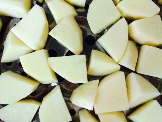 6、锅巴土豆,上蒸锅烧开后15~20分钟