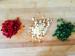 11、锅巴土豆,葱,蒜,辣椒切好