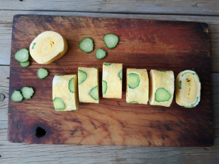 13、酷夏里的小清新——青瓜厚蛋烧,取出后切成等分段即可。