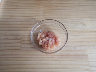 3、香菇鸡肉燕麦粥,鸡肉加一小撮盐抓匀。