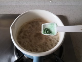 9、香菇鸡肉燕麦粥,加入味精。