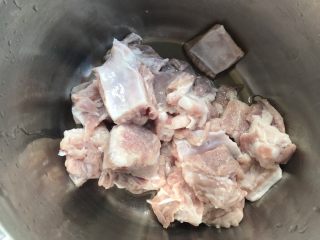 2、广式早茶特点，蒜香排骨,洗好的排骨。放入大碗中。