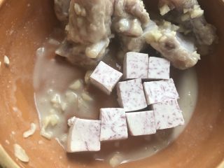 9、广式早茶特点，蒜香排骨,放入腌好的排骨里。