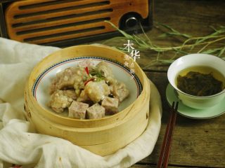 14、广式早茶特点，蒜香排骨,出锅后，可放点葱花红椒丝装饰。