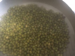 2、绿豆小米粥,绿豆手搓几分钟 洗掉绿豆表面的杂质