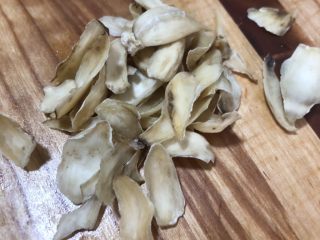 3、绿豆小米粥,百合润肺 用的是无硫百合