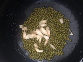 4、绿豆小米粥,清洗干净后放入电饭煲中