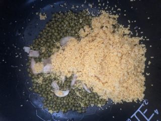 6、绿豆小米粥,清洗后放入锅中