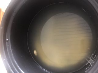 7、绿豆小米粥,加适量的水 开启煲汤模式