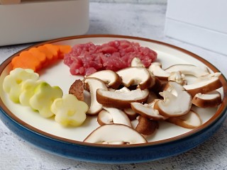 1、鲜蔬牛肉炒面,西葫芦与胡萝卜可以用模具印出花纹、香菇切片、牛肉横着切丝。