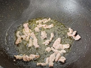 2、鲜蔬牛肉炒面,锅里加油，大火爆香牛肉丝之变色。