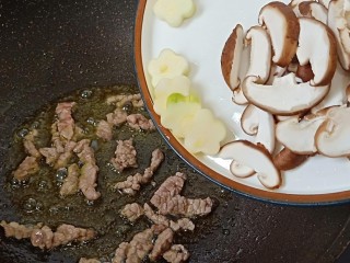 3、鲜蔬牛肉炒面,此时加入香菇快速翻炒。