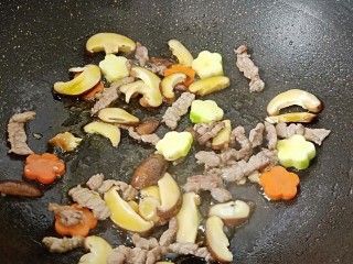 4、鲜蔬牛肉炒面,胡萝卜与西葫芦也一起翻炒。