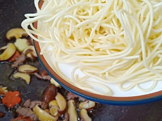 5、鲜蔬牛肉炒面,加入现成买的面条【炒面的面条都是店家提前煮熟加食用油拌好的】