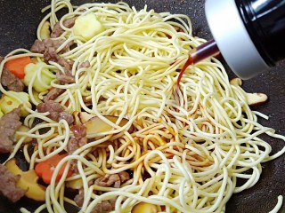 6、鲜蔬牛肉炒面,加生抽少许，口味重的可以再加一点盐。