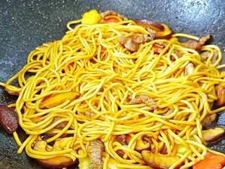 7、鲜蔬牛肉炒面,快速把生抽跟面条融合在一起，让每根面条都裹上颜色。