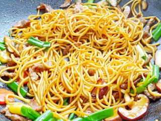 8、鲜蔬牛肉炒面,最后撒一把香葱段提香。