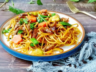9、鲜蔬牛肉炒面,好吃的面条就出锅了！