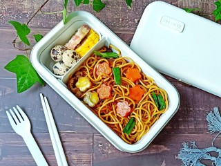 10、鲜蔬牛肉炒面,这是一个人的量，家里人多可以翻倍。因为中午要外出工作，所以带上自己的爱心炒面放到饭盒。