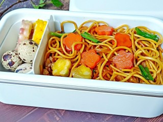11、鲜蔬牛肉炒面,怕不够吃还放了几个煮熟的鹌鹑蛋跟玉米一起放在饭盒