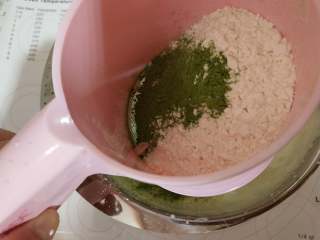 5、女巫杯子蛋糕,抹茶粉和低筋面粉混合过筛入蛋糊中!用刮刀翻拌均匀
