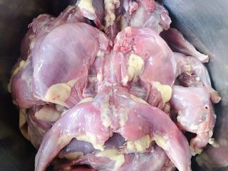 1、香煎鹌鹑,新鲜的鹌鹑买后让商家直接帮忙处理掉皮毛、头、内脏回来清洗一下在清水中浸泡半小时去除血水和杂质后洗净沥干水分备用