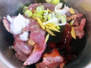 3、香煎鹌鹑,葱、姜、蚝油、糖、一品鲜酱油、黑胡椒粉、料酒放入容器中