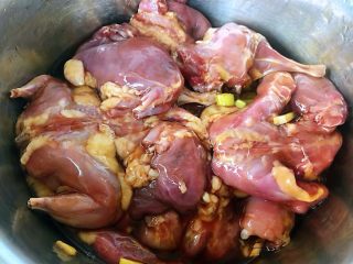 4、香煎鹌鹑,所有的调味料和鹌鹑完全拌匀融合在一起盖上保鲜膜煨制一个小时