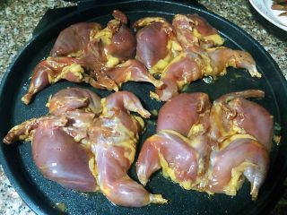 5、香煎鹌鹑,电饼档放少许油加热依次摆入鹌鹑开始煎起来