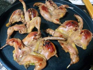 6、香煎鹌鹑,鹌鹑一面煎制上色再煎制另一面