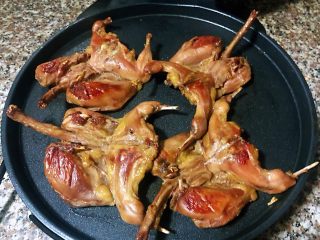 7、香煎鹌鹑,两面都煎制入味上色即可出锅