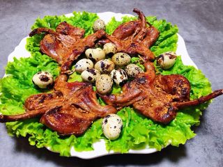 8、香煎鹌鹑,生菜洗净沥干水分摆入盘中做装饰再依次摆入鹌鹑撒上烧烤料再搭配煮好的鹌鹑蛋就大功告成啦