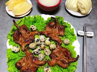 9、香煎鹌鹑,搭配大米粥、小花卷和水果就是完美标配的早餐